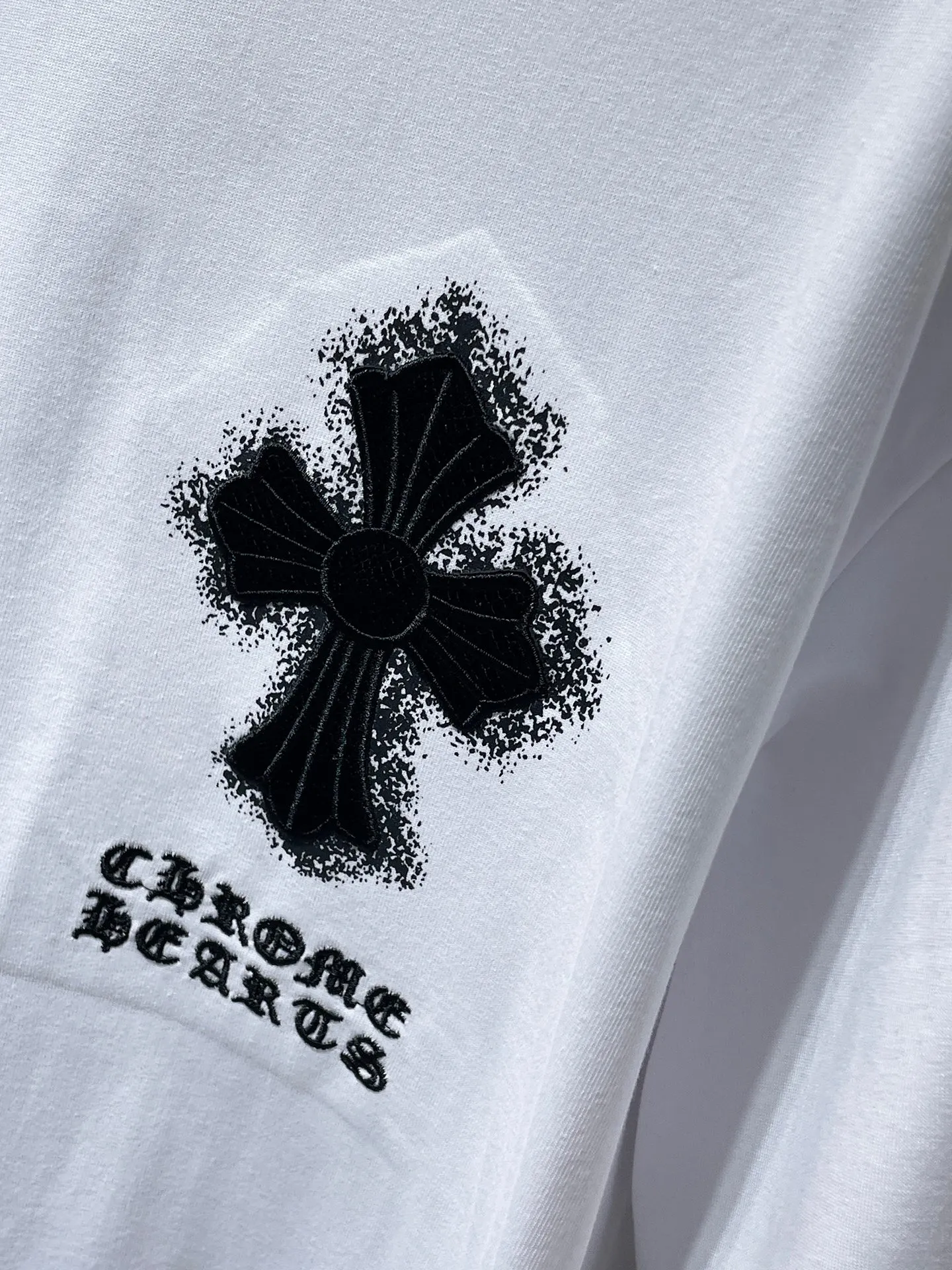 P154 New Chrome Hearts 25ss for summer. High-weight, environmentally friendly and high-quality top-grade fabric. 260g~270g. Croma embroidery, Sanskrit cross and spray-printed short sleeves. Counter synchronization. 1:1 replica version. Recommended color: black. White. Size: S, M, L, XL.